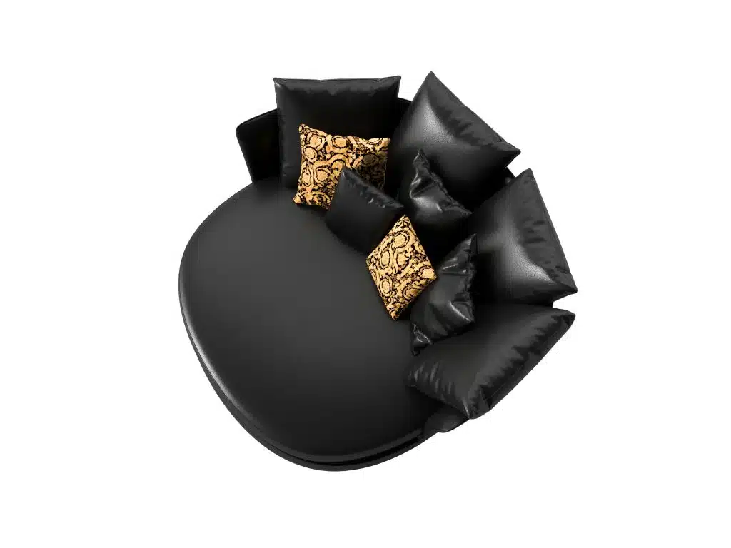 כורסא יוקרתית מבית Versace בצבע שחור עם גווני זהב