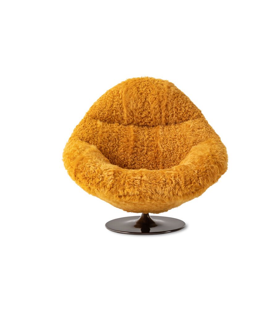 כורסא יוקרתית מבית Fendi עם רגליים מתאימות בצבע צהוב ובסיס מתכת מט