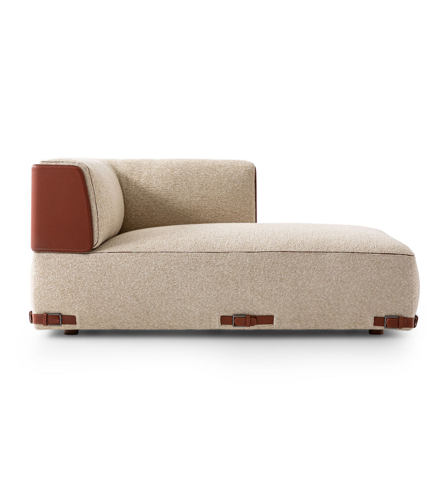 ספה יוקרתית בעיצוב Toan Nguyen וגווני חומוס ועור אדמדם