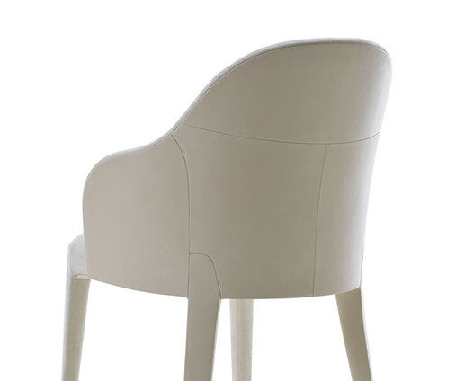 כיסא יוקרתי מאופיין בעיצוב נקי ואלגנטי, Audry Chair מבית Fendi