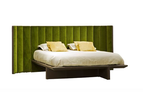 מיטה זוגית יוקרתית בעיצוב מודרני, חדר מעוטר בגוונים חמים
