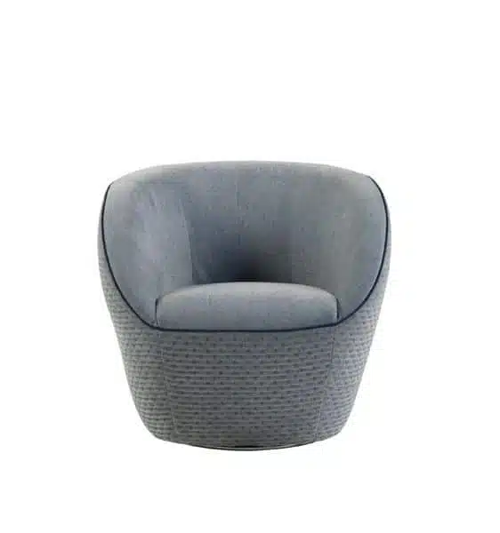 כורסת מעצבים יוקרתית בשחור וצהוב, עם רקע חלון ורמקולים - פיטרו הכט