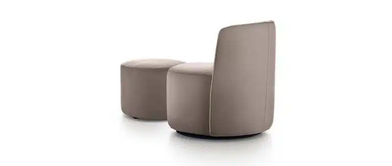כורסא יוקרתית בצבע בז' ופוף עגול מבית Ditre Italia