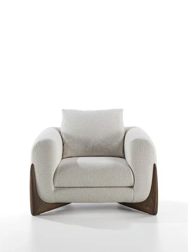 כורסת מעצבים Porada בצבע בהיר עם רגלי אגוז וכרית תואמת