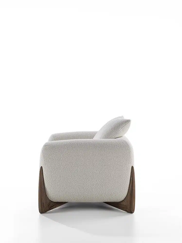 כורסת מעצבים Porada בצבע בהיר עם רגלי אגוז וכרית תואמת